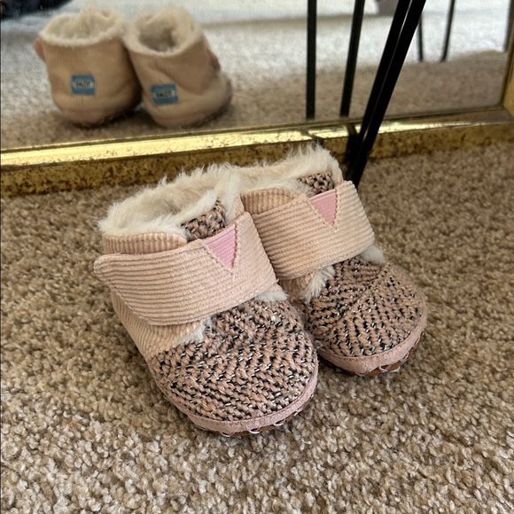 Toms Other - TOMS Cozy Pink and Cream Baby Booties 2